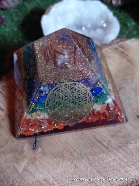 Pyramide orgonite 7 chakras fleur de vie 