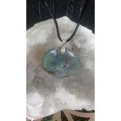 Pendentif rond labradorite grise reflets arc en ciel 