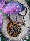 Pendentif valknut en bois avec perle en bois créée par Magic Gaïa ( &#9888;&#65039;création unique )