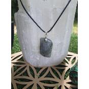 Pendentif labradorite grise avec reflets arc en ciel 