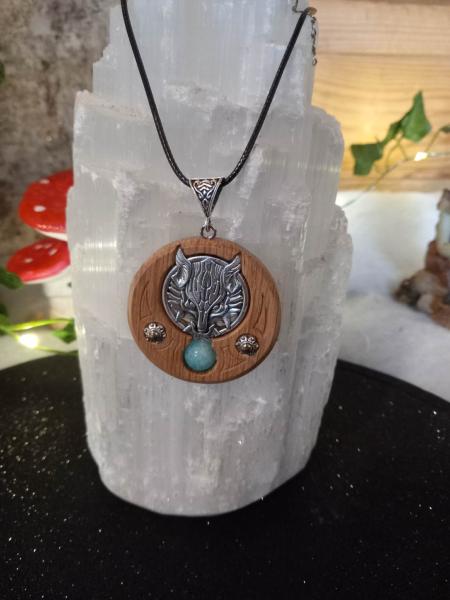 Pendentif tête de loup en argent sur chêne irlandais