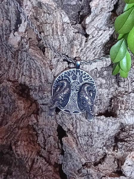 Pendentif viking double corbeaux avec triskèle réversible