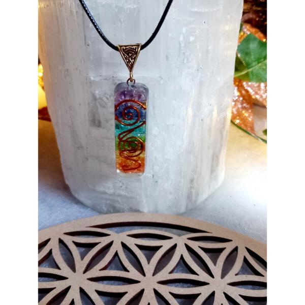 Pendentif orgonite 7 chakras fleur de vie