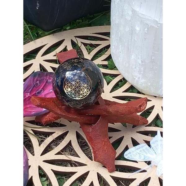 Sphère en orgonite tourmaline noire avec fleur de vie doré 