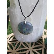 Pendentif rond labradorite grise reflets arc en ciel 