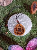 Pendentif valknut en bois avec perle en bois créée par Magic Gaïa ( &#9888;&#65039;création unique )