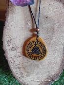 Pendentif valknut en bois avec perle en bois créée par Magic Gaïa ( &#9888;&#65039;création unique )