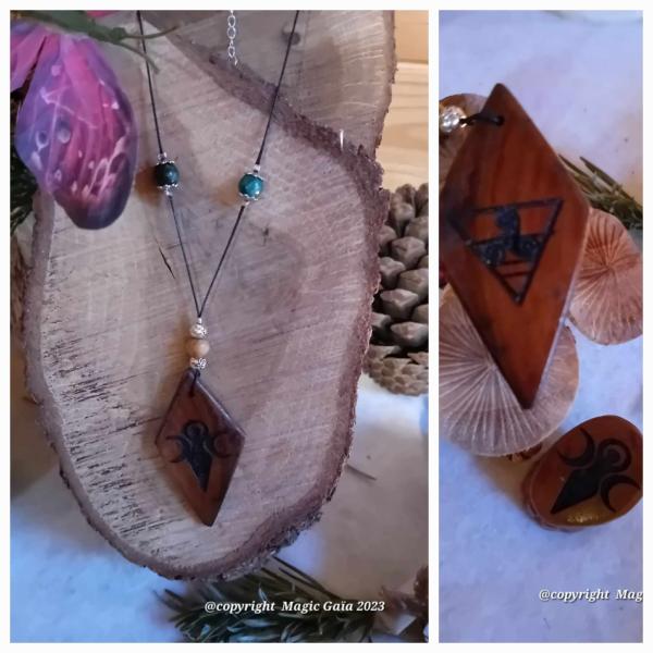 Pendentif Gaïa/ Triskel en bois avec perle en bois et émeraude créée par Magic Gaïa  (création unique )