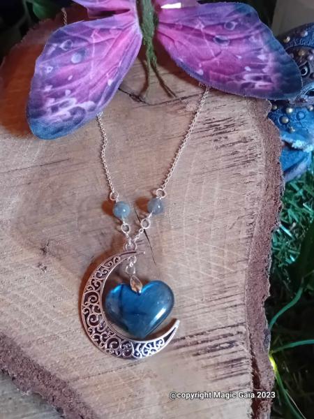 Pendentif coeur labradorite sur la lune créée par Magic Gaïa